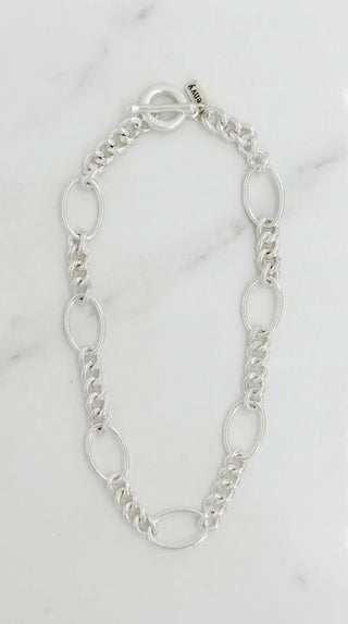 Envy link T-bar necklace with oval link design